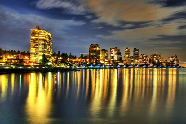 Réflexion des lumières de la ville de nuit dans l eau