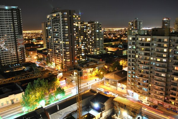 Como las luciérnagas queman las ventanas de la ciudad nocturna