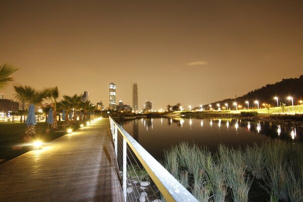 Vista nocturna del puerto deportivo mar