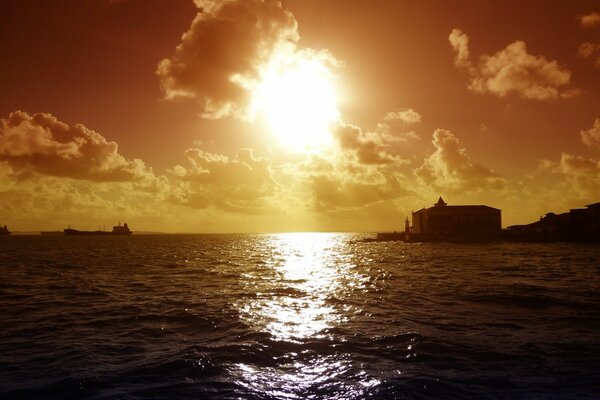 Strada solare sull oceano ondulato