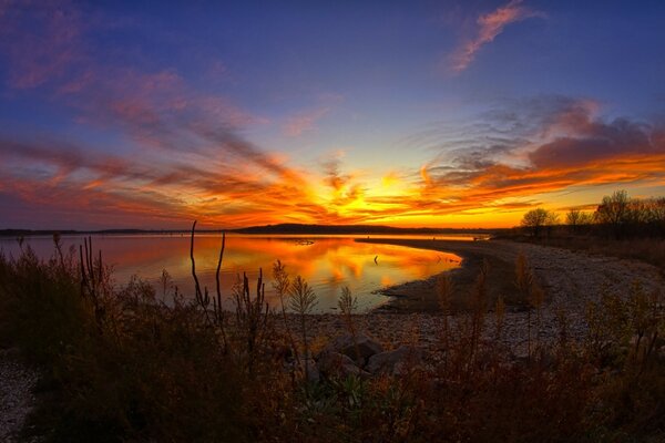 Photo sunset reflection in the lake