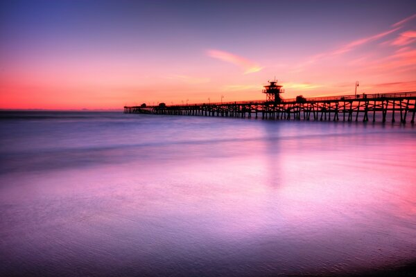 The rays of the setting sun are reflected in the water