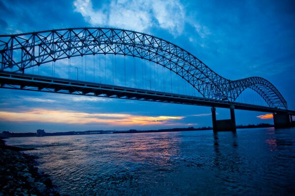 Photo d un pont sur une rivière