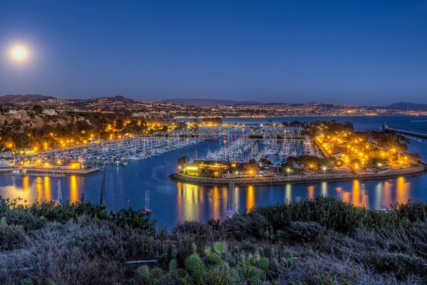 La luz de la Luna crece sobre la ciudad