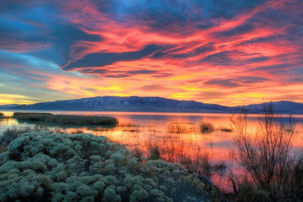 Vista de las montañas y el lago al amanecer