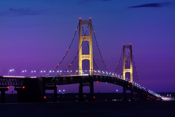 Die amerikanische Brücke ist ganz in Lichtern