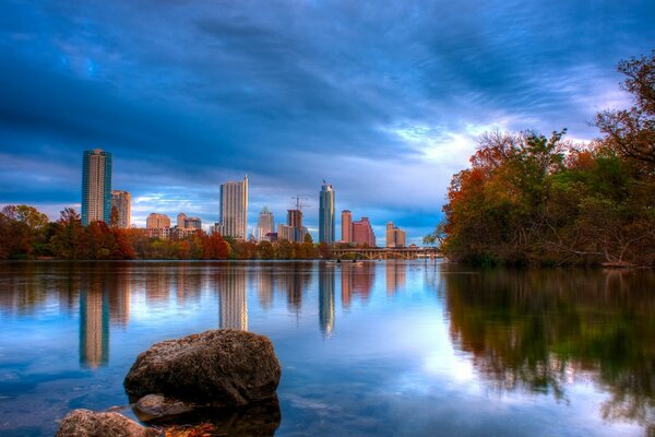 Himmel und Stadt in Wasserreflexion