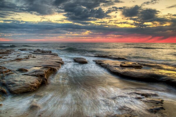 Soy un río rápido al atardecer. Paisaje