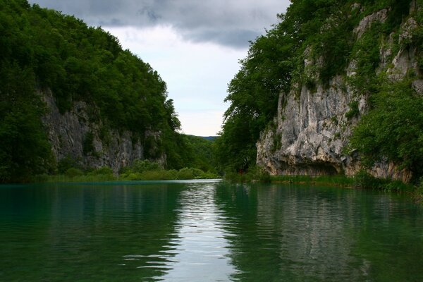 Пейзаж річки між двох скель