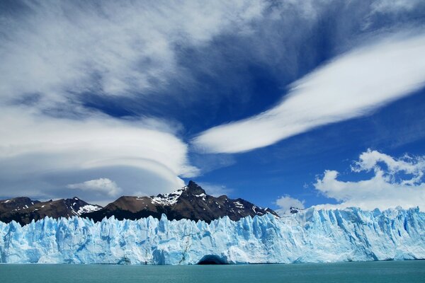 Un glaciar azul contra un cielo azul