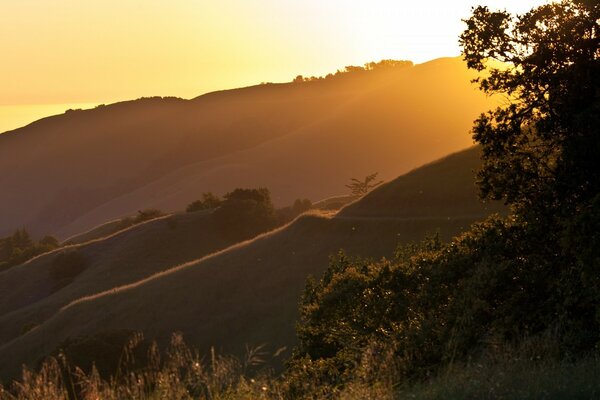 Paysage vue sur les montagnes et le coucher du soleil