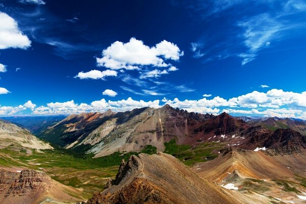 Montagnes majestueuses sur une journée d été