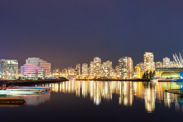 Megopolis du soir et reflets dans l eau