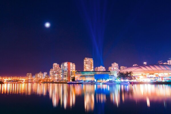 Réflexion de Vancouver dans la nuit