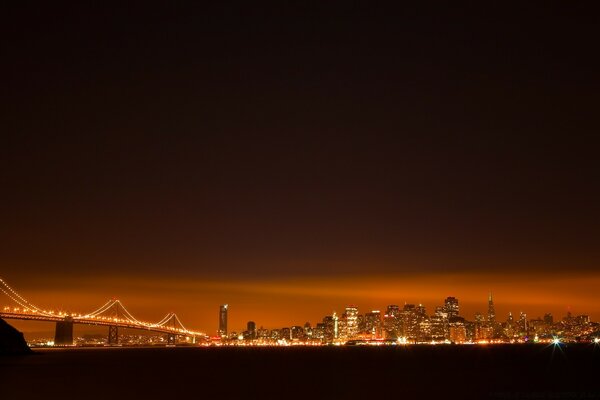 Cidade da noite em tons de ouro