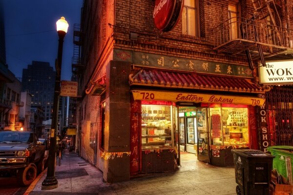 Tienda abierta por la noche