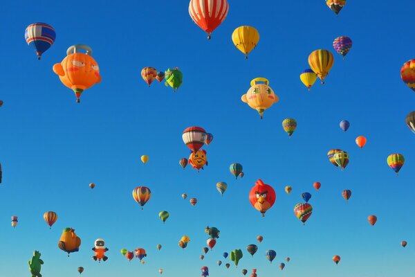 Muchos globos en el cielo