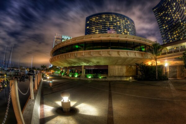 Casa in città di notte. America