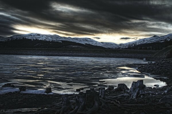 Eis und Wasser. Berge im Schnee