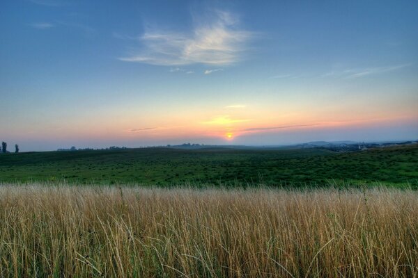 Paisagem campo de terras agrícolas ao pôr do sol