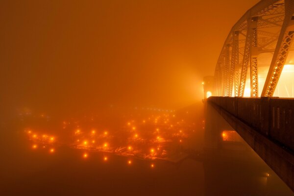 Neblige Dämmerung auf einer Metallbrücke