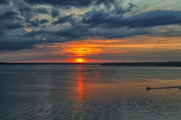 Coucher de soleil au bord de la mer