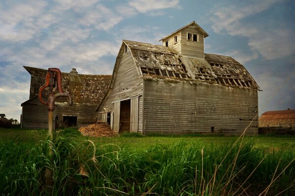 Vieille maison abandonnée sur une pelouse verte