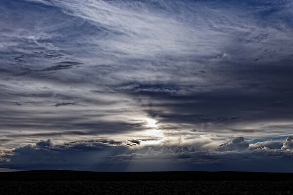 O amanhecer que atravessa as nuvens