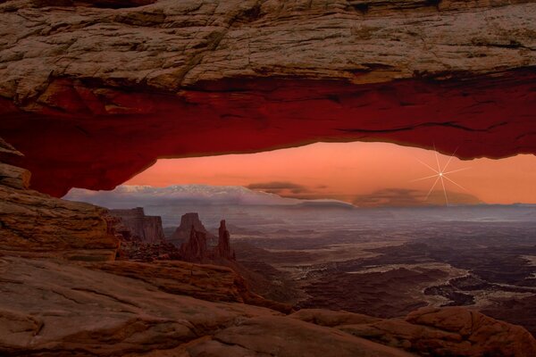 Amerikanischer Sonnenuntergang Bergabhang am hellen Himmel