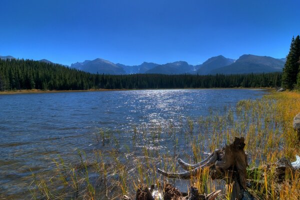 Berge, Himmel und Fluss an einem Sommertag