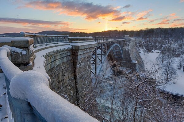 Puente de piedra en invierno