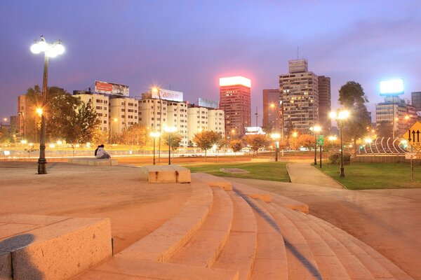 Ciudad de la noche en luces brillantes