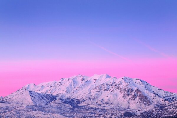 La altura de las montañas y la puesta de sol rosa