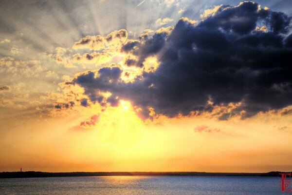 Idilio. Cielo, agua y puesta de sol