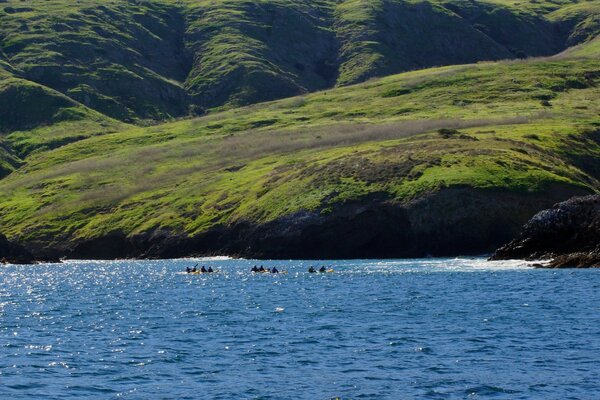 Descente en pente douce vers l eau calme