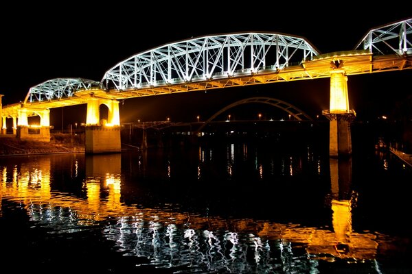 Eine Reise über eine Brücke über das Wasser in Amerika