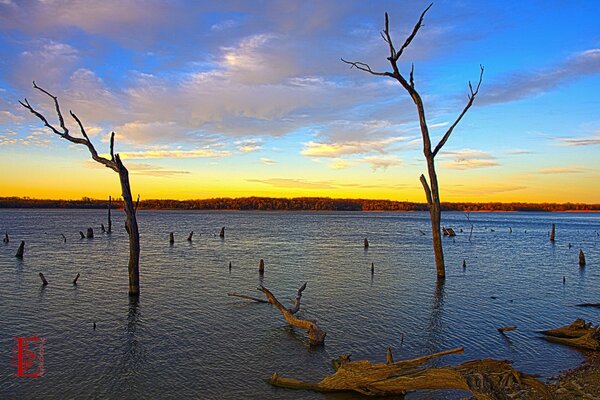 Naturaleza del atardecer y el amanecer y el agua