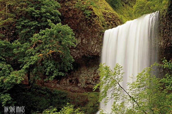 Berg Wasserfall am Herbstmorgen