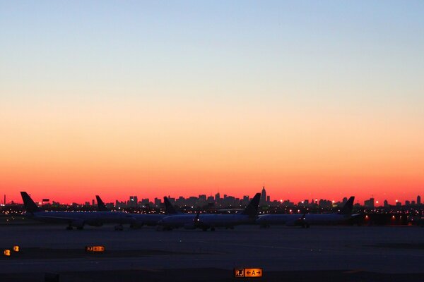 Scharlachroter Sonnenuntergang vor dem Hintergrund der Metropole