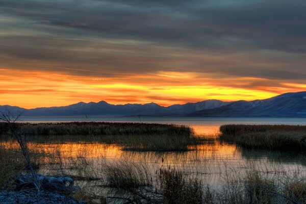 Hermosa puesta de sol en un lago brumoso en América