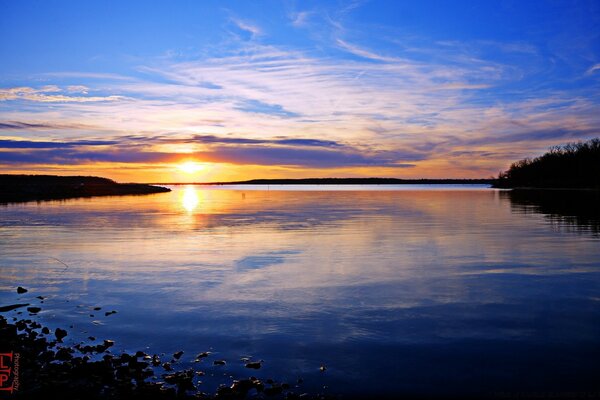 Reflet du coucher du soleil et de l aube dans l eau