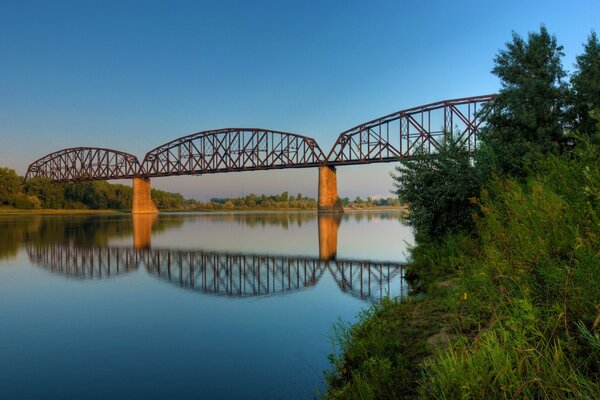 Puente sobre el río. día de verano