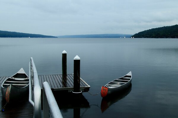 Landschaft kleiner Pier und zwei Boote