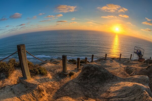 Praia de areia em frente ao mar