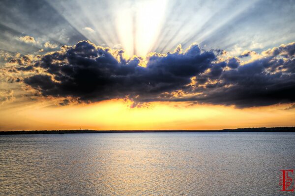 Sonnenaufgang und Sonnenuntergang am Wasser in Amerika