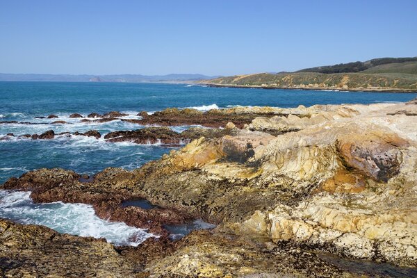 Plage rocheuse sauvage avec de l eau agitée