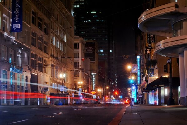 Amerikanischer Stadtverkehr in der Nacht