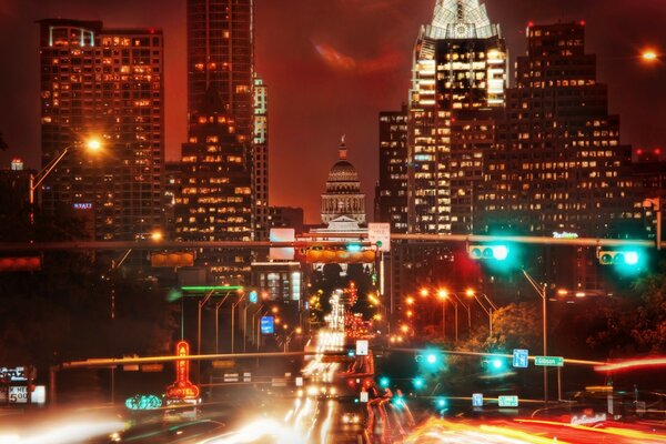 Vista nocturna de la ciudad asiática