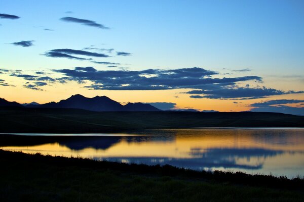 Landschaft mit Sonnenuntergang und Teich in der Nacht