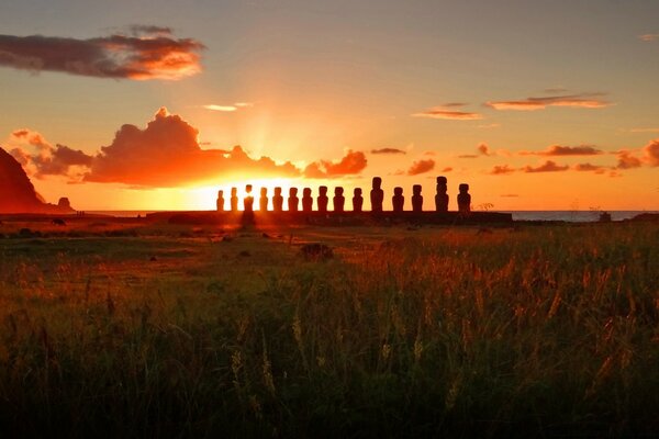 Paysage de l aube avec des statues dans le champ